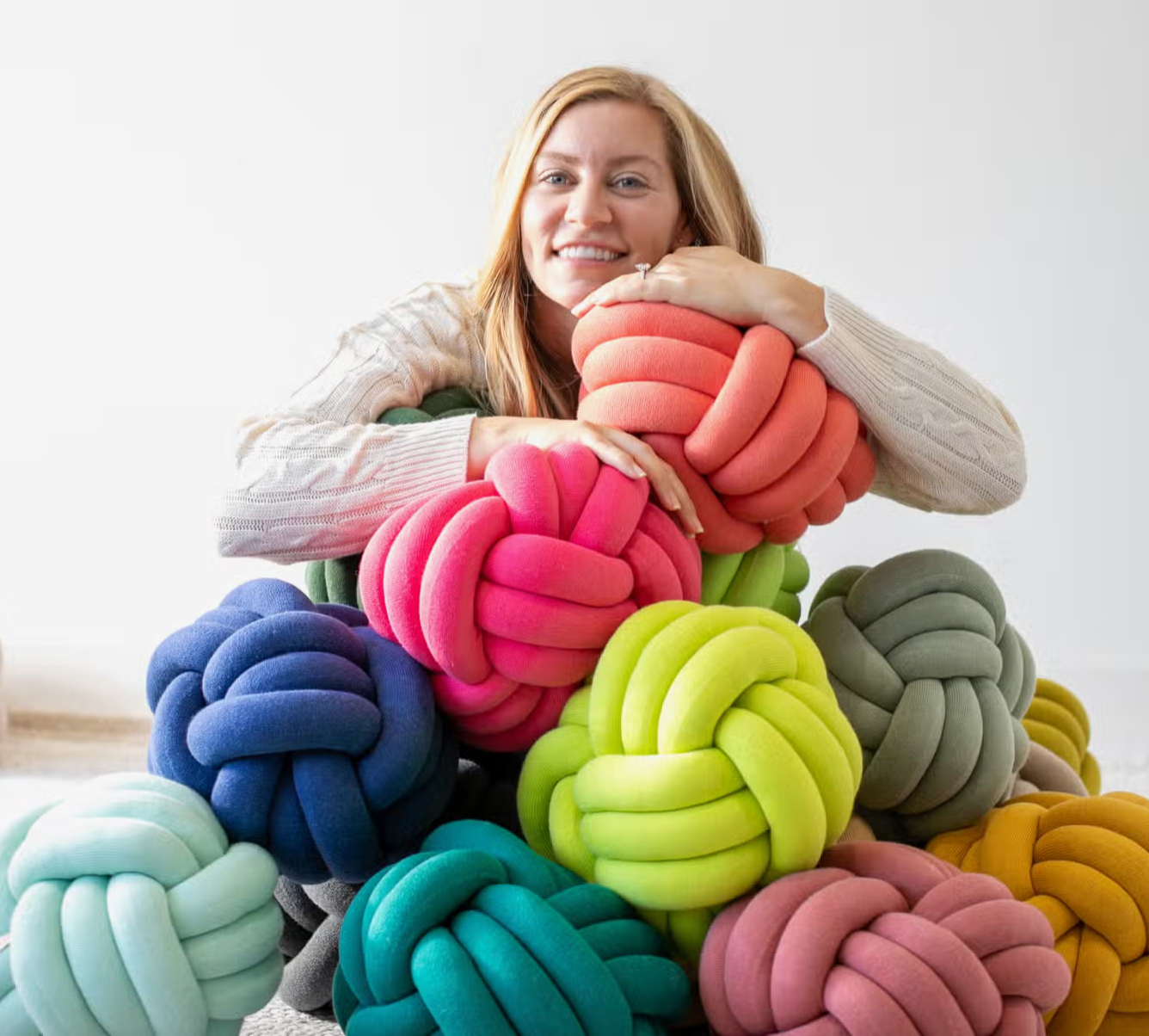 Knot decorative pillow - 100% Cotton